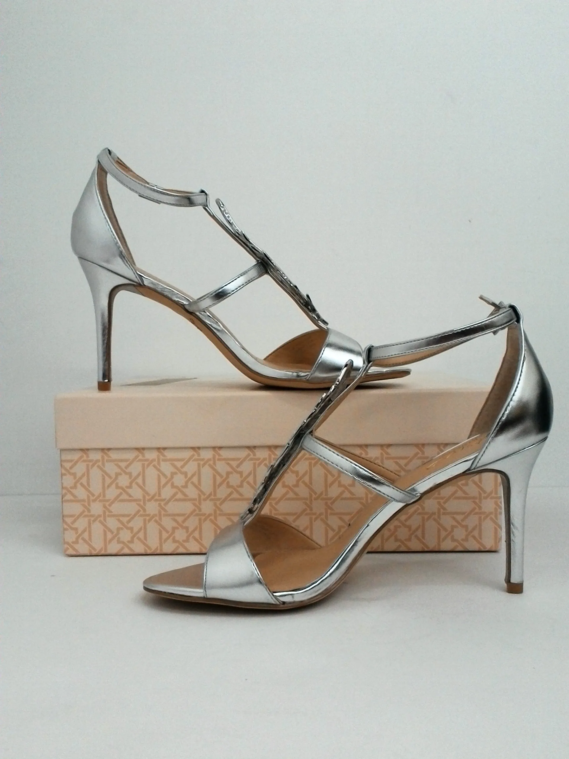 Jewel by Badgley Mischka Women's kala Silmet Silver Evening Sandals Size 8.5M